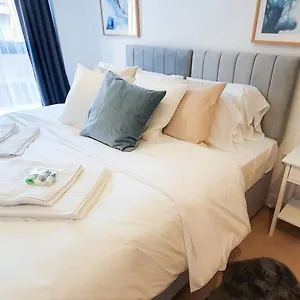 Apartment Lovely Flat In Kiln Close With Free Parking, Gloucester